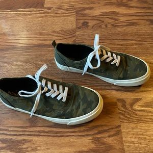 Boys Old Navy Camouflage Canvas Casual Sneakers Size 6